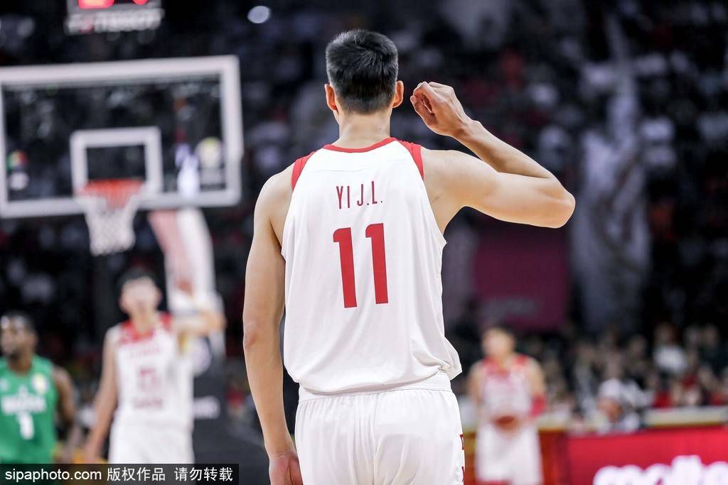 《白夜追凶》播放量突破四十亿，被网飞（Netflix）收购，挺进海外市场；票房56.8亿的《战狼2》成为国内票房历史之冠；小众纪录片《二十二》票房突破1.7亿……同样的，电影中两对情侣的情感也备受考验，小兰与恢复本来样貌的新一在无边泳池甜蜜泡澡、园子突然拒绝京极真的保护，由于这起案件牵涉的复杂情势，让他们的情感之路也突现疑点